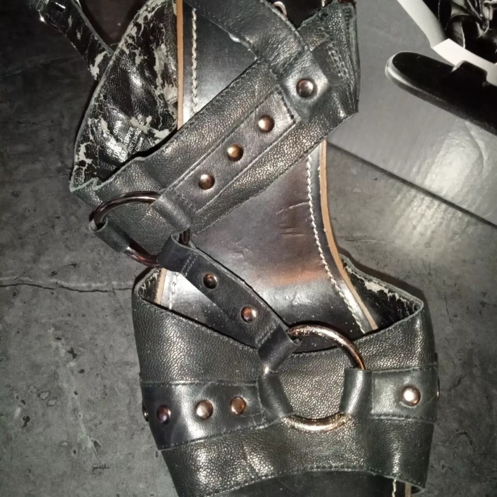 Jessica Simpson SZ 10 Black High Heels w/ Buckles and Wooden Base Pre-Owned - Picture 3 of 13